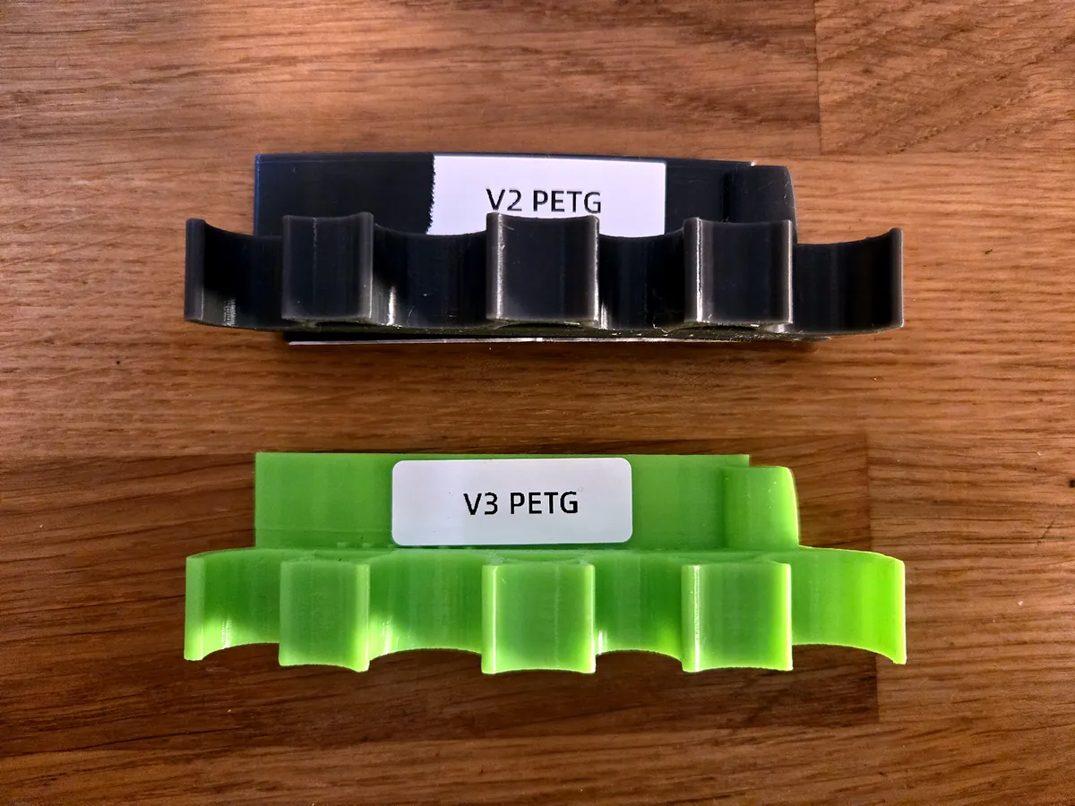 Zwei Entwicklungsstände einer Sonderanfertigung aus PETG, schwarz und grün, beschriftet
