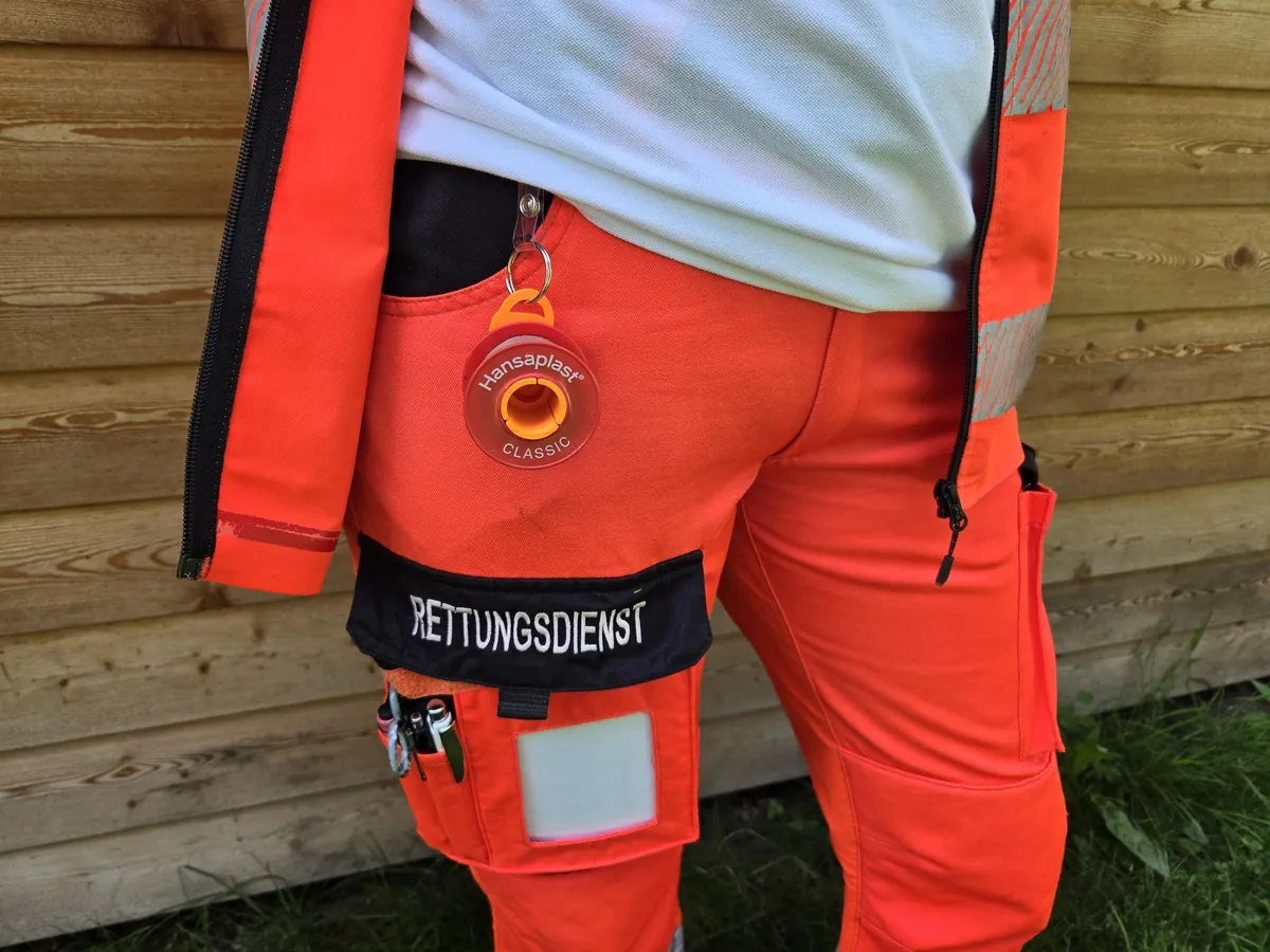 Abroller mit Pflasterrolle am Gürtel einer Rettungsdienst-Einsatzhose