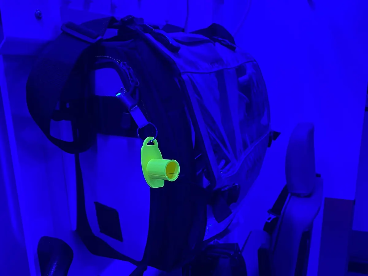 Nachtleuchtender Abroller am Notfallrucksack unter UV Licht