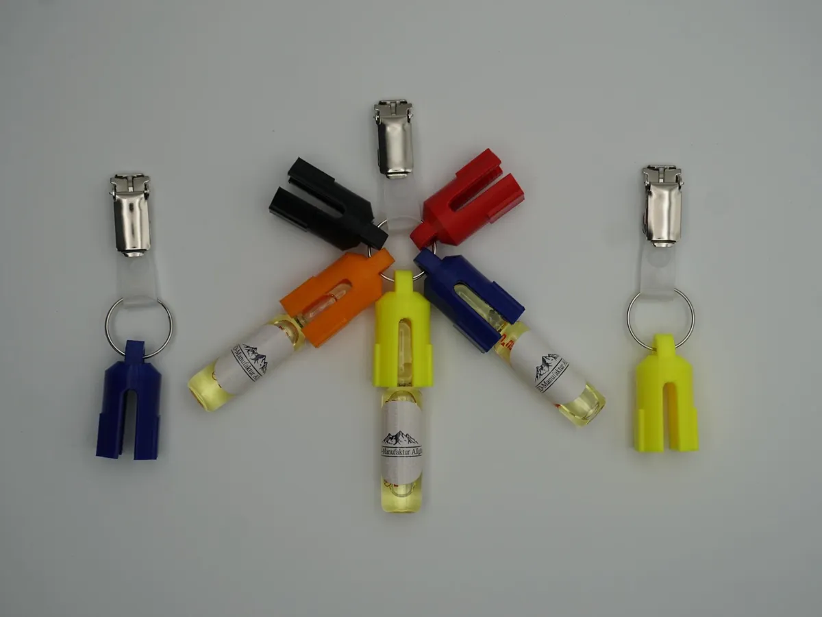 Ampullenbrecher in Blau, Schwarz, Rot, Orange und Gelb mit Clips und Glasampullen