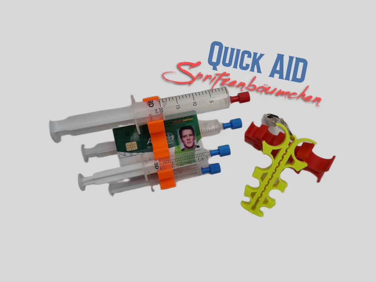 QuickAid Spritzenbäumchen in Neon Gelb neben einem Spritzenhalter mit Spritzen und Karte