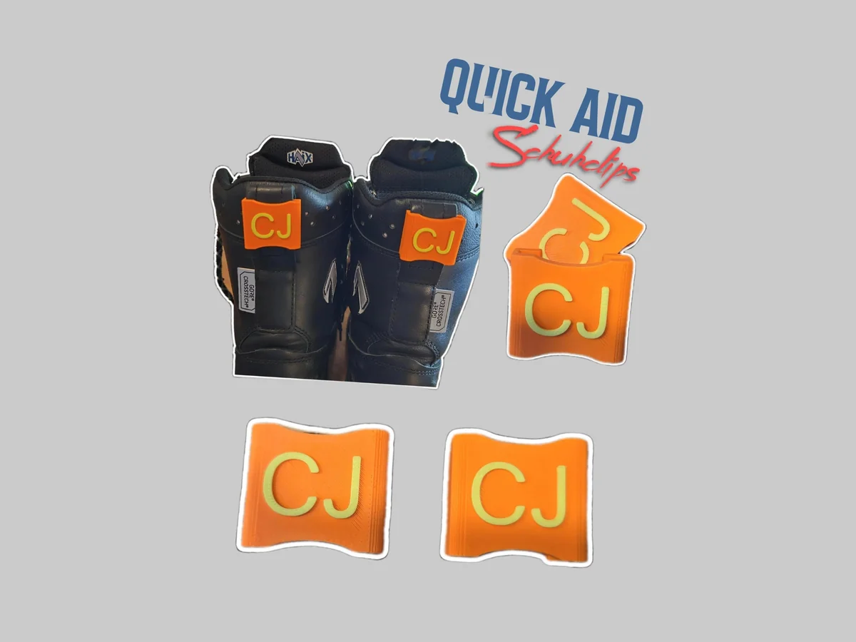 QuickAid Schuhclips in Orange mit Initialen CJ an schwarzen Einsatzstiefeln und einzeln