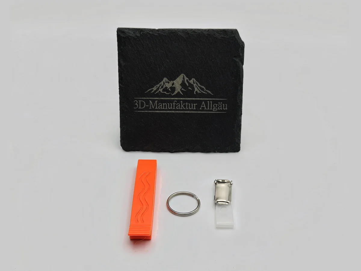 Kroko Kartenhalter in Neon Orange mit Wellenmuster, dazu Schlüsselring und silberner Clip