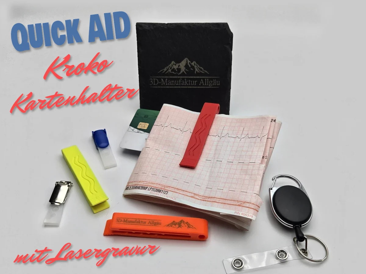 QuickAid Kroko Kartenhalter mit Lasergravur: vorne ein Kartenhalter in Neon Orange mit gravierter Aufschrift, dazu Kartenhalter in Rot und Neon Gelb mit EKG-Ausdruck, Gesundheitskarte und Clips