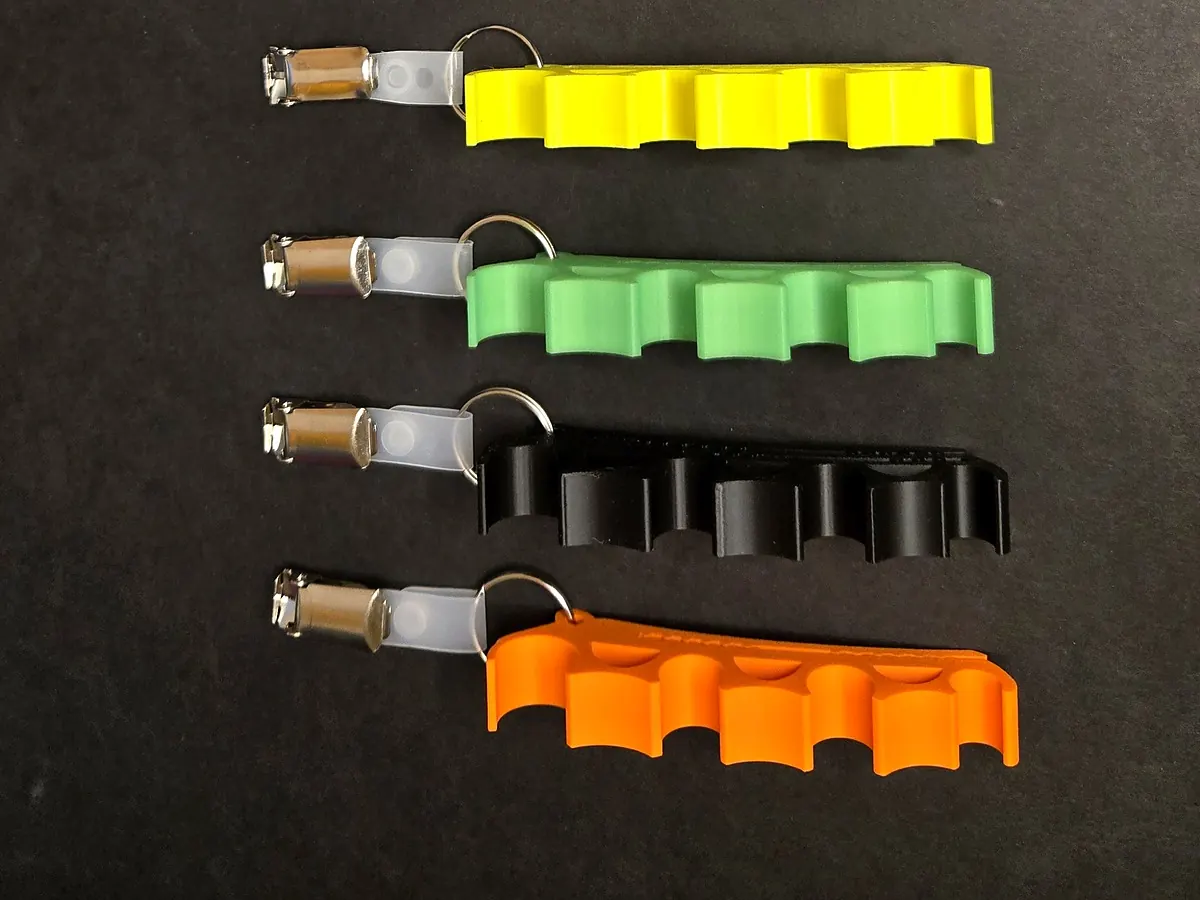 Vier Spritzenhalter 2.0 mit Clip in Gelb, Grün, Schwarz und Orange