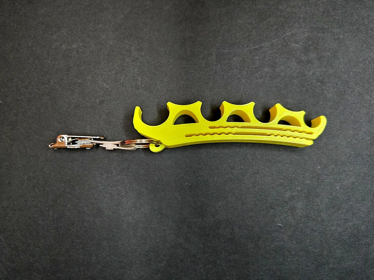 Gelber Spritzenhalter 2.0 mit Clip, gebogene Form von der Seite