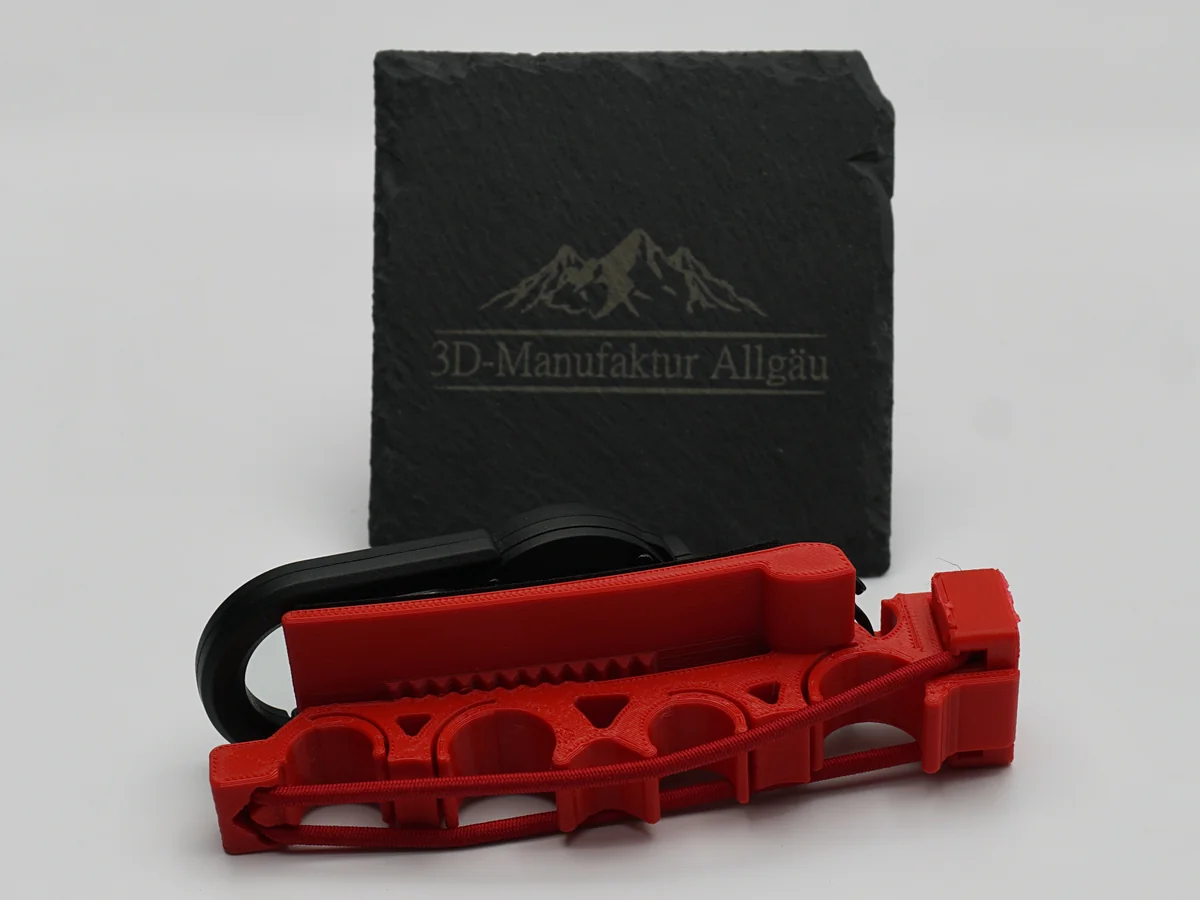 Spritzenhalter 3.0 in Neon Rot von der Seite mit Spritzenschiene, Klemmplatte und Clip