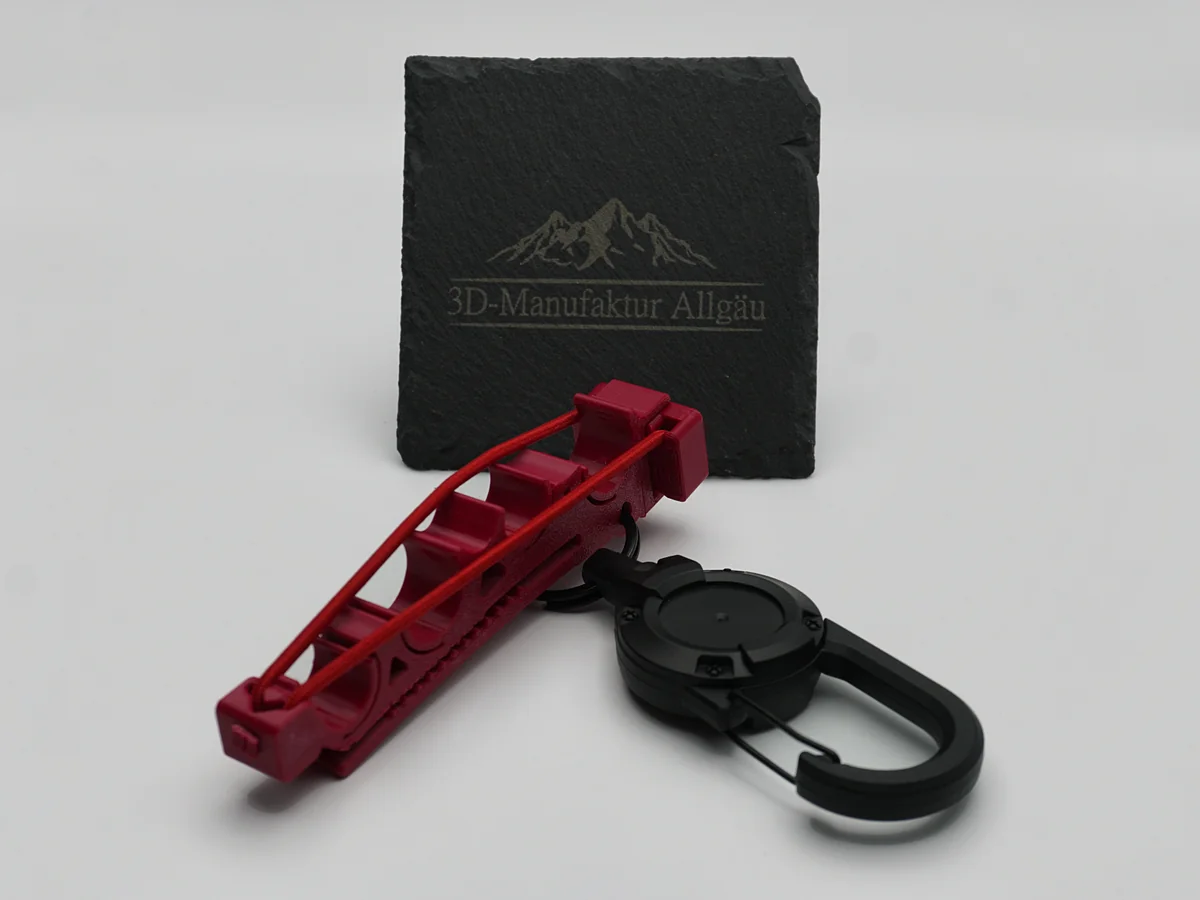 Spritzenhalter 3.0 in Himbeerrot schräg von oben mit Clip